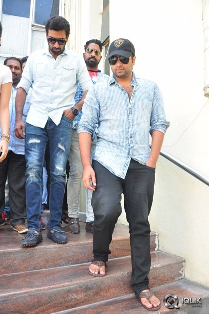 Raja-Cheyyi-Vesthe-Movie-Team-at-Devi-Theater